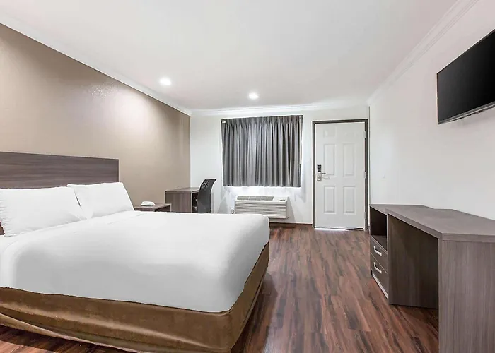 Baymont By Wyndham Bakersfield Hotel