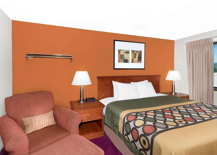 Super 8 By Wyndham Algona Hotel