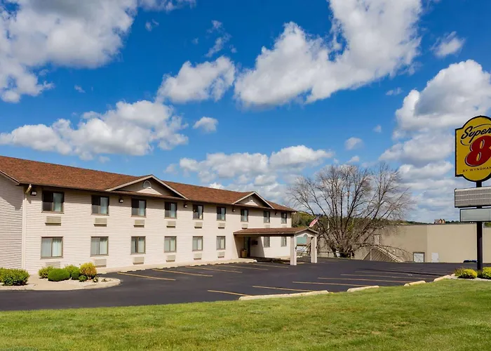 Super 8 By Wyndham Decorah Hotel