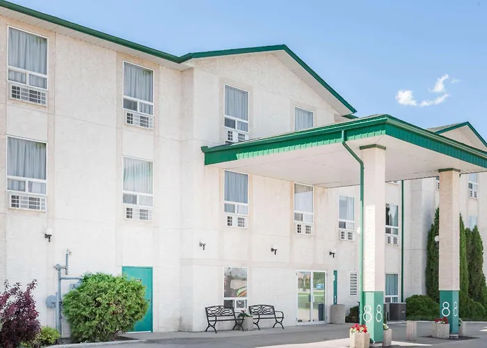 Super 8 By Wyndham Dauphin Hotel