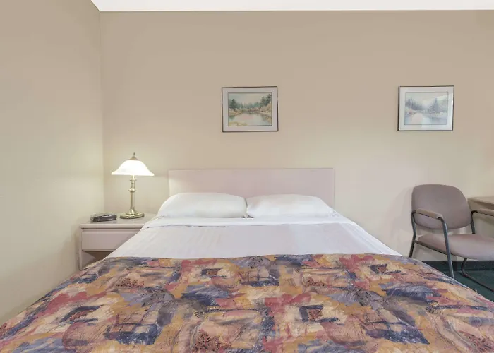 Super 8 By Wyndham Golden Hotel