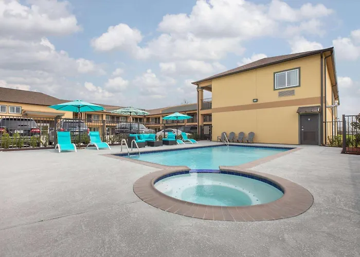 Days Inn & Suites By Wyndham La Porte