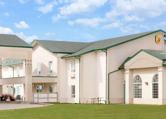 Super 8 By Wyndham Morden Hotel