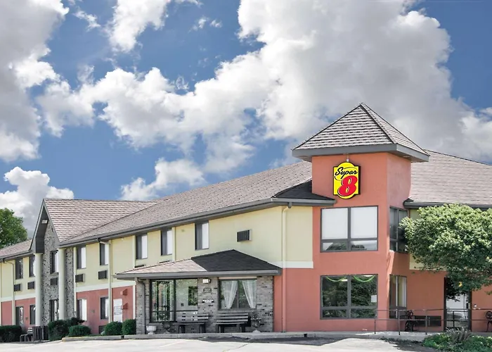 Super 8 By Wyndham Toledo Hotel