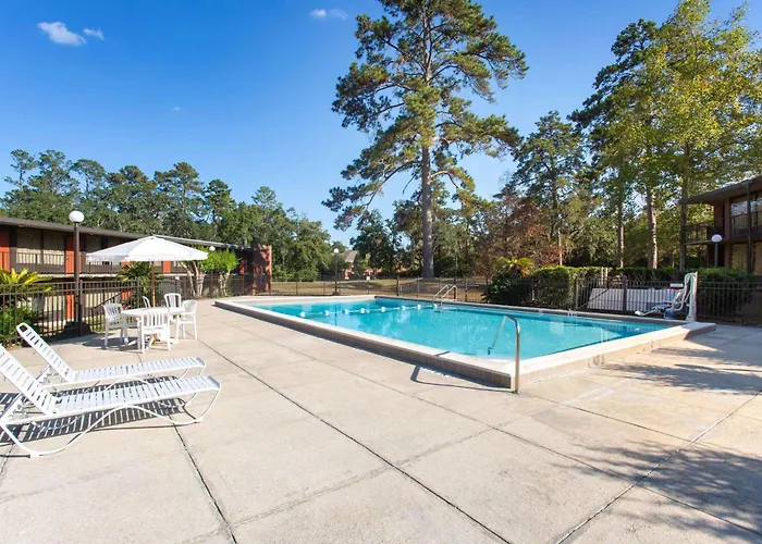 Days Inn & Suites By Wyndham Tallahassee Conf Center I-10