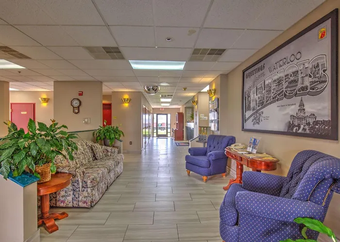 Super 8 By Wyndham Waterloo Hotel