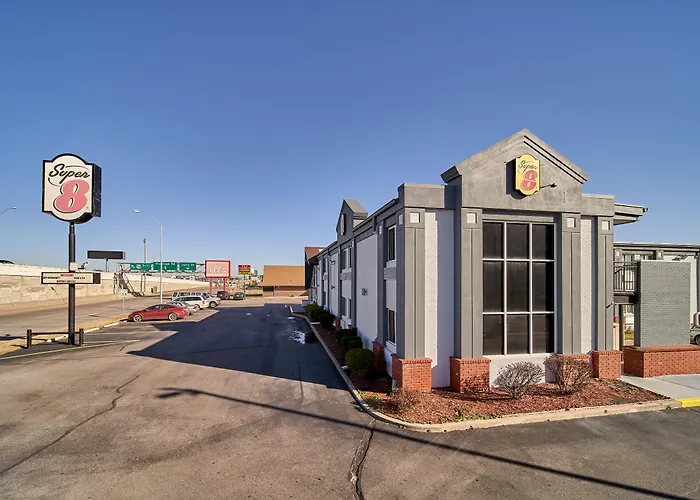 Super 8 By Wyndham Wichita Airport West Kellogg Motel