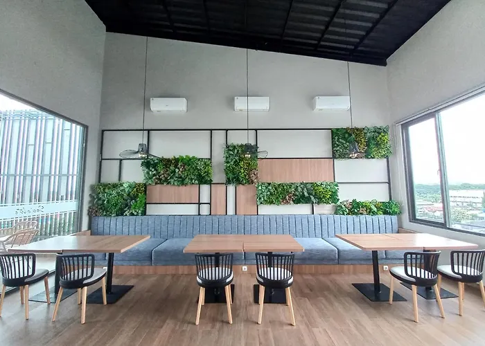 Front One King Hotel Tuban