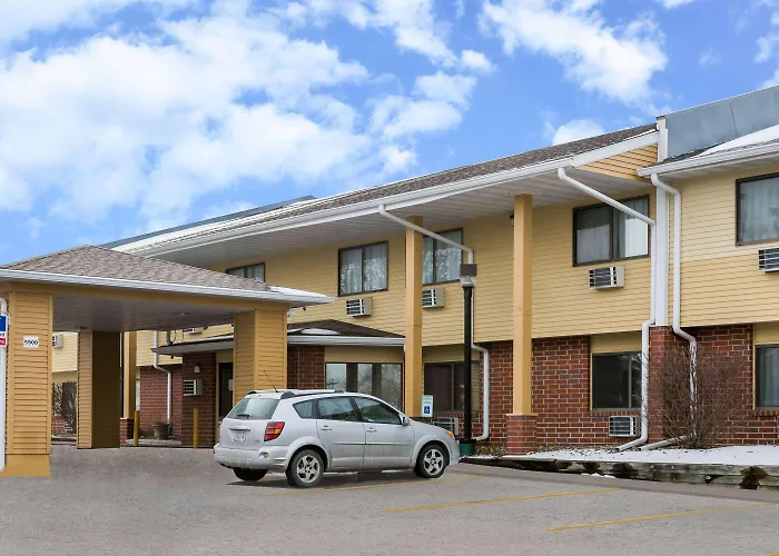 Super 8 By Wyndham Urbandale/Des Moines Area Motel