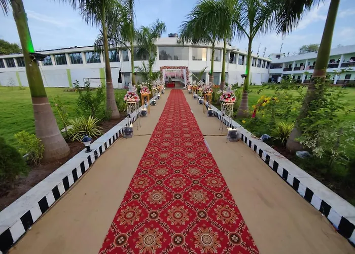 Raj Resort & Banquets Vapi