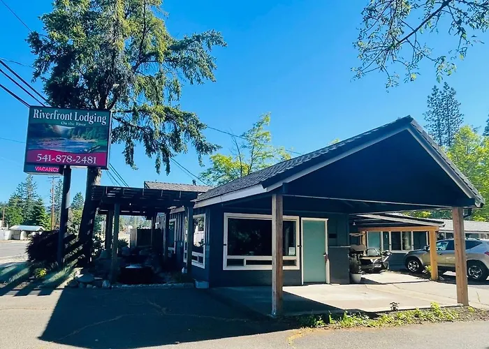 Riverfront Lodging Shady Cove