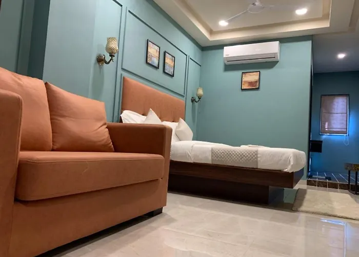 Hotel Radha Krishna Anand