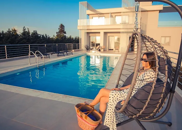 Io Luxury Pool & Hot Tub Suites Preveza
