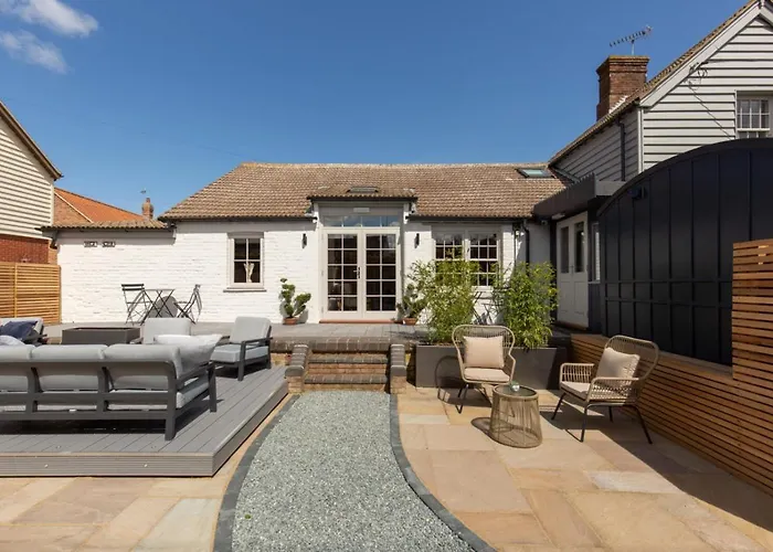 The Railway Hotel By Barefoot Retreats Burnham Market