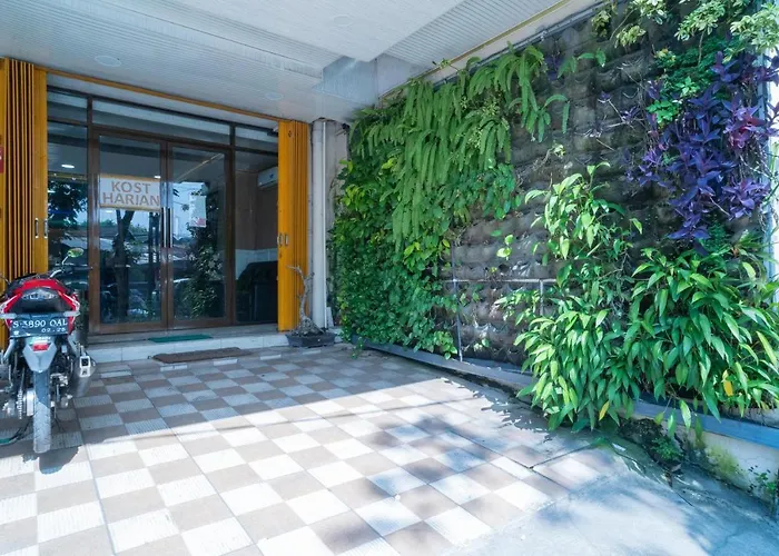 RedDoorz Plus Syariah near Pasar Turi Surabaya