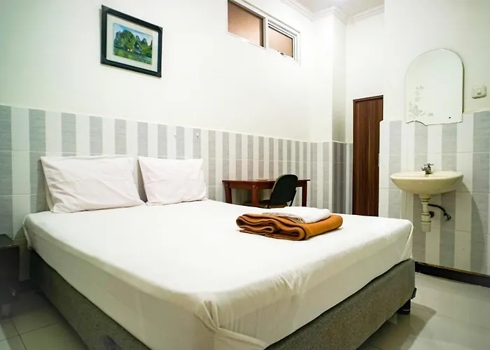 Hoki Homestay RedPartner near Rumah Sakit Dr Soetomo Surabaya