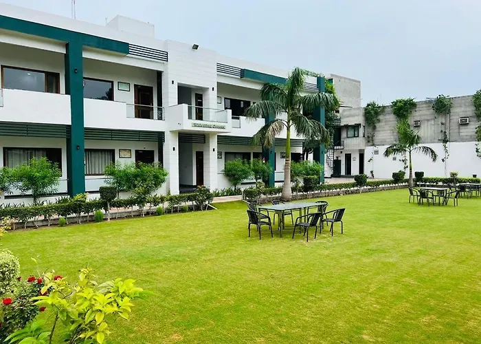 Hotel Whistling Greens Moga