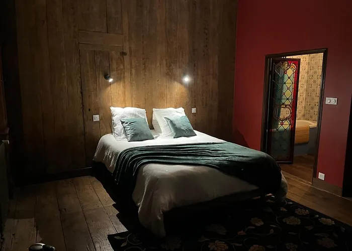 Mercier de Montigny - Les Chambres du Beffroi - SPA et Massage Fougères