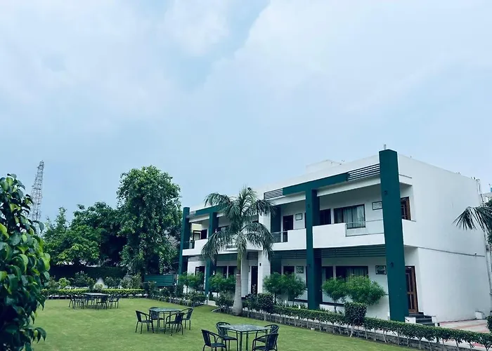 Hotel Whistling Greens Moga