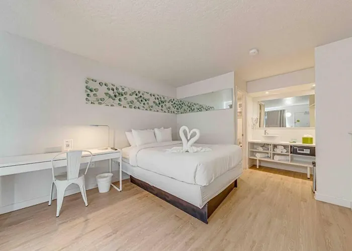 Travel Lodge By Wyndham 10 Min From Disney Kissimmee