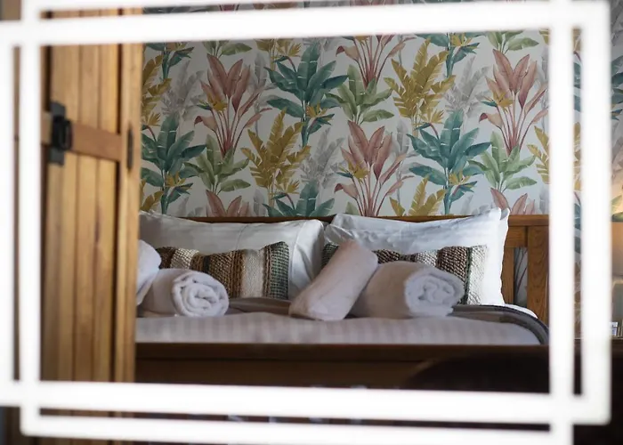 The Wheatsheaf Pub, Kitchen & Rooms Bingham