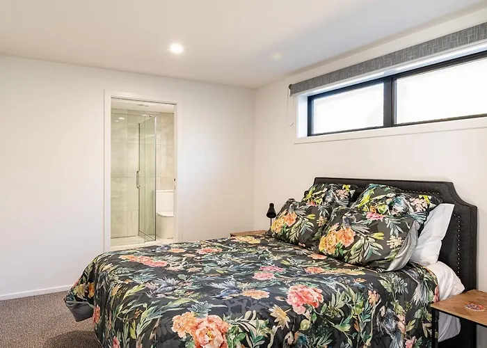 Blue House On The Quay Bed & Breakfast Motueka