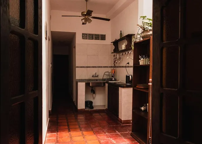 La Casita de Salta - Dpto 2 para 5 personas con patio interno y asador, vista al jardin - Tu descanso en el norte empieza aquí