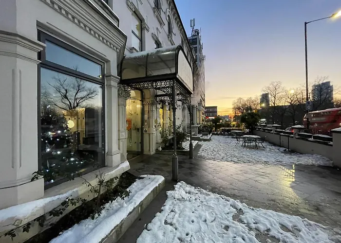 Pembury Hotel At Finsbury Park London