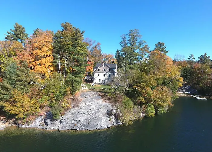 Lakehouse Inn Lee