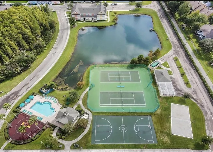 Pet Friendly House In Resort Style Condo Near Disney, 4 Pools, Hot Tub & Gym Kissimmee