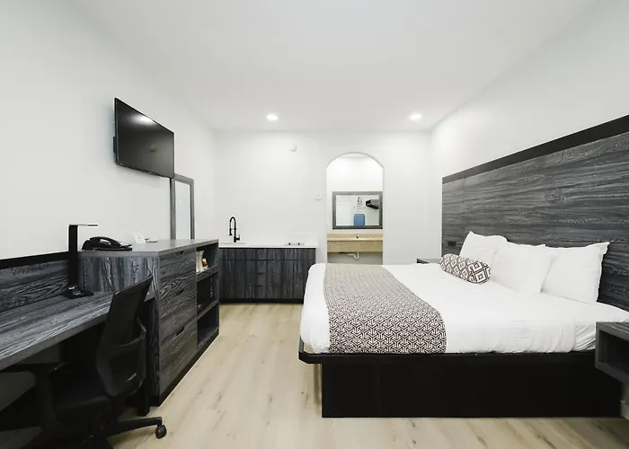 Sapphire Inn & Suites Deer Park