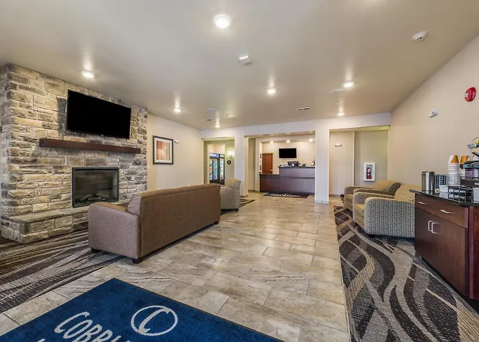 Cobblestone Hotel & Suites - Hutchinson