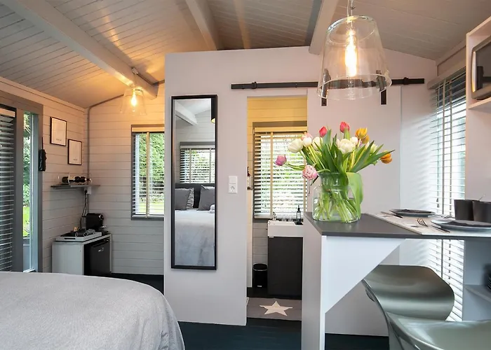 Tiny House Boatshed Bed and Breakfast Heemstede