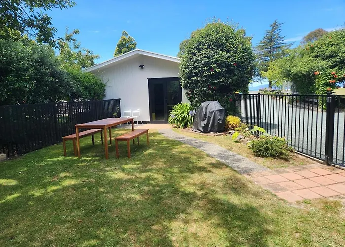 Blue House On The Quay Bed & Breakfast Motueka
