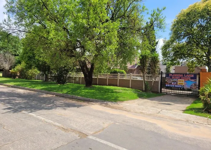 Florida Lake Guest House Roodepoort