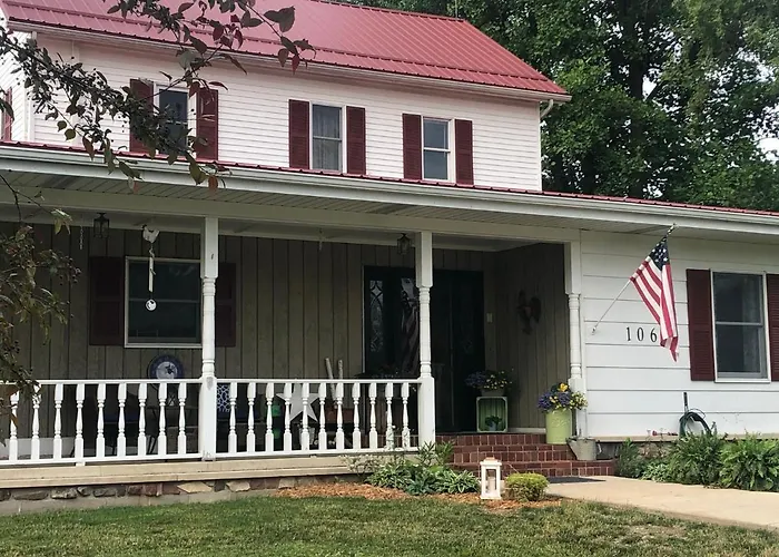 The Farmhouse Inn Guest House Nappanee