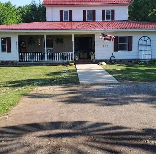 The Farmhouse Inn Guest House Nappanee