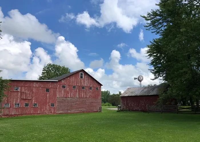 The Farmhouse Inn Guest House Nappanee
