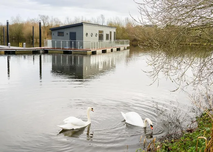Berth 6 On Upton Lake, Upton-Upon-Severn Home On Water