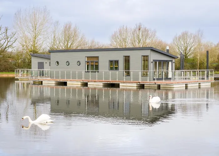 Berth 6 On Upton Lake, Upton-Upon-Severn Home On Water