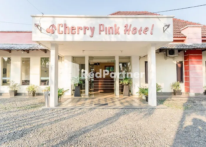 Cherry Pink Hotel Medan Mitra Reddoorz