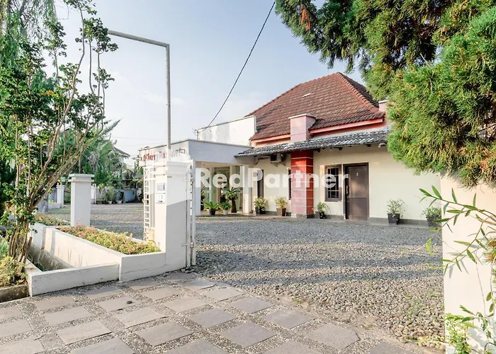 Cherry Pink Hotel Medan Mitra Reddoorz