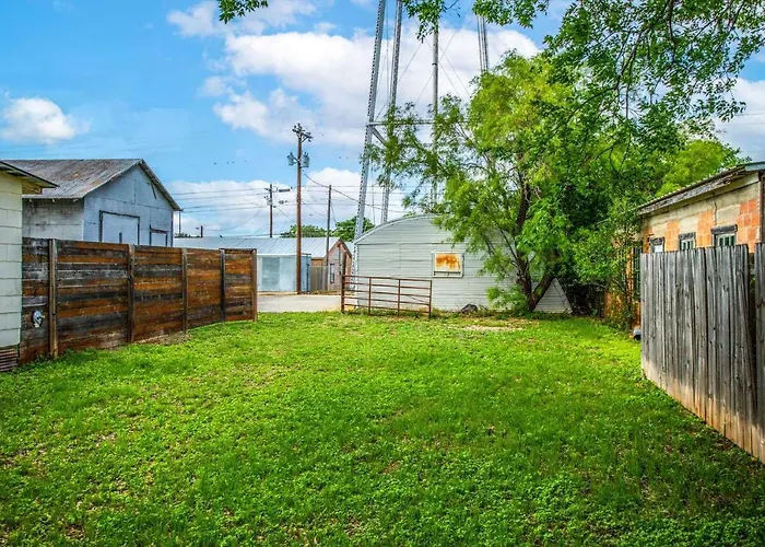 Lonesome Dove Bandera Cabin