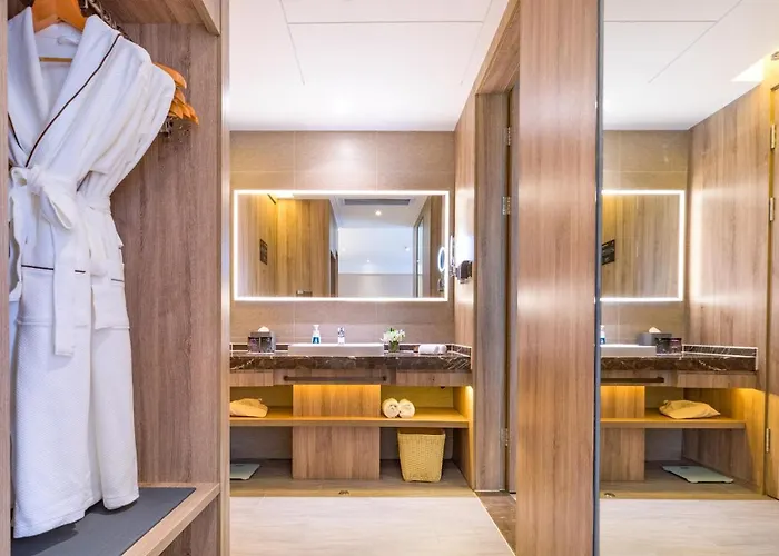 Atour Hotel, Haizhu Jiangtai Road Subway Station, Guangzhou-Free Shuttle Bus Service At The Canton Fair