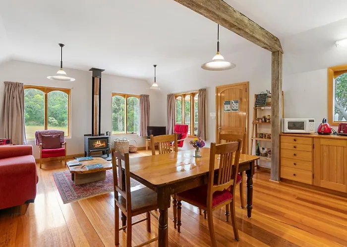 Wine Loft - Cosy Country Retreat With Ocean Views Bed & Breakfast Kettering
