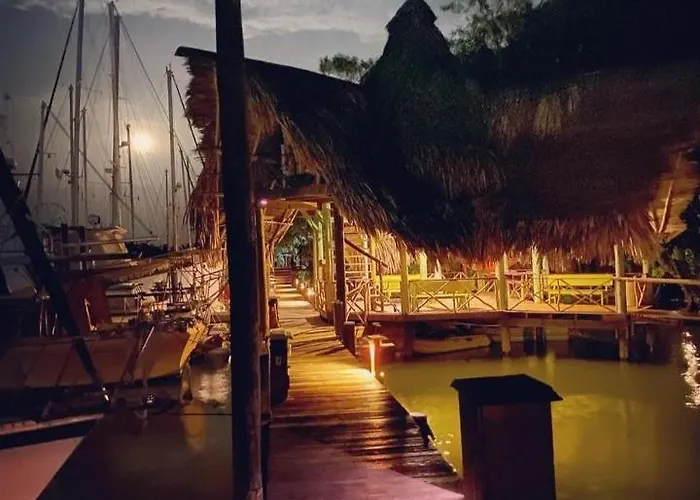 The Golden Resort - Tortugal River Lodge & Marina Río Dulce