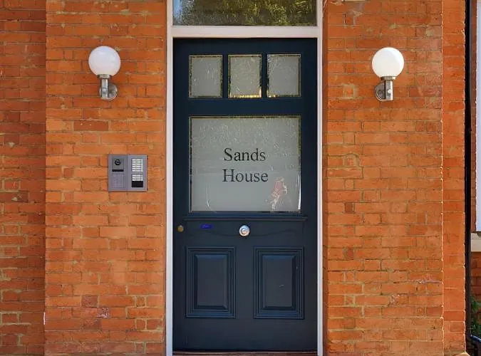 Sands House - Luxury Modern Studios With Secure Parking In Epsom, Surrey