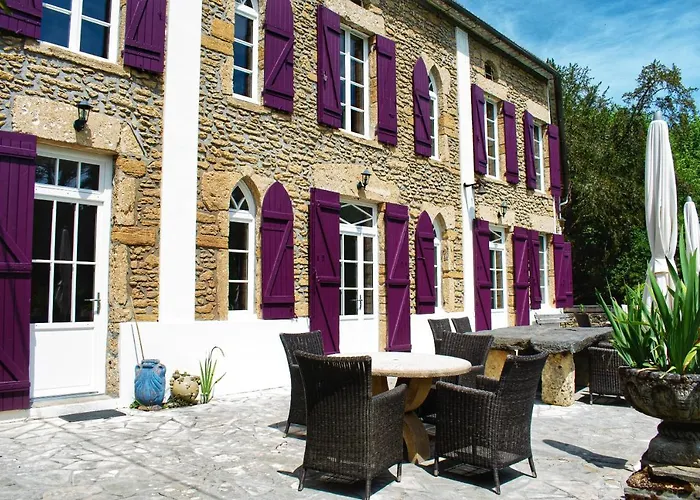 Les Volets Violets Bed & Breakfast Salles 
