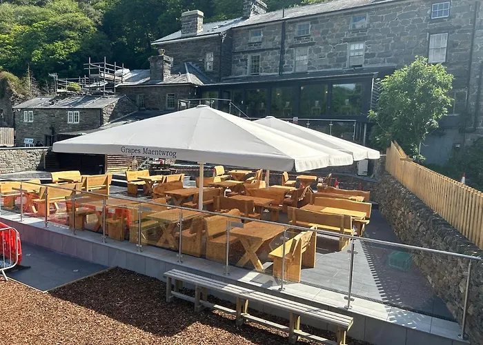 Grapes Hotel, Bar & Restaurant Snowdonia Nr Zip World Blaenau Ffestiniog