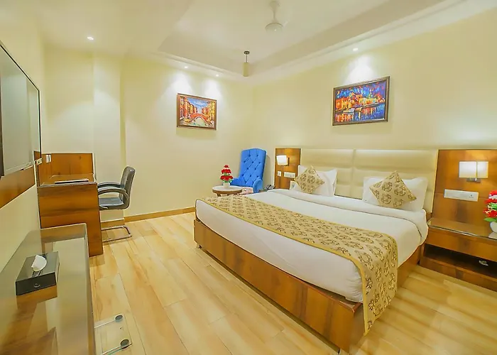 Hotel Hira Inn-10Mins From Railway Station & Bus Station Prayagraj